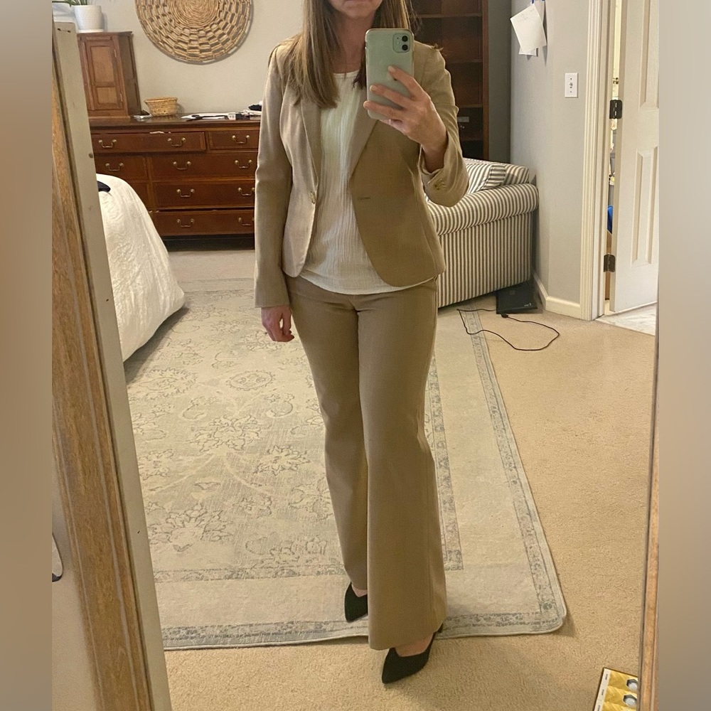 Women’s Banana Republic Tan work/ business Suit size 2